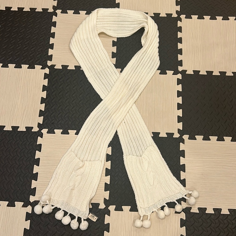 Bath and Body Works white knit scarf with hand warmer mittens NWT